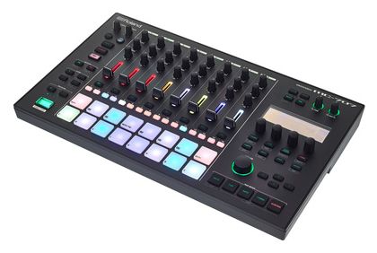 Roland MC-707 · fotografía de producto de Thomann